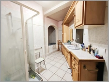 *** EXCLUSIVITE *** IMMEUBLE DE RAPPORT + HABITATION INDEPENDANTE + DEPENDANCES + EXTERIEUR *** BILLOM 63160 ***