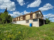 *** MAISON PLAIN-PIED A RENOVER AVEC JARDIN ET DEPENDANCE *** ESTANDEUIL 63520 ***