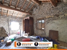 EXCLUSIVITE / Maison de village à rénover avec jardin et plusieurs dépendances