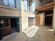 *** EXCLUSIVITE *** GRANDE MAISON DE VILLE A RENOVER AVEC TERRAIN, COUR ET DEPENDANCES *** BILLOM 63160