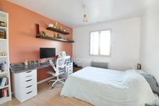 *** EXCLUSIVITE *** PLAIN-PIED 5 CHAMBRES, COUR, JARDIN ET GRAND ATELIER*** BILLOM 63160