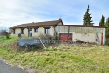 *** MAISON PLAIN-PIED A RENOVER AVEC JARDIN ET DEPENDANCE *** ESTANDEUIL 63520 ***