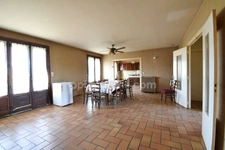 *** MAISON PLAIN-PIED A RENOVER AVEC JARDIN ET DEPENDANCE *** ESTANDEUIL 63520 ***