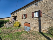 *** EXCLUSIVITE ***  À RENOVER - MAISON EN PIERRE AVEC JARDINET ET DEPENDANCES *** ISSERTEAUX 63270 ***