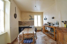 *** EXCLUSIVITE *** A RENOVER : GRANDE MAISON DE VILLE AVEC JARDIN ET DEPENDANCE *** BILLOM 63160 ***