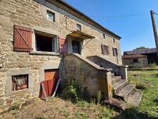 *** EXCLUSIVITE ***  À RENOVER - MAISON EN PIERRE AVEC JARDINET ET DEPENDANCES *** ISSERTEAUX 63270 ***