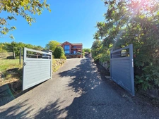 *** EXCLUSIVITE *** BIEN RARE ET COUP DE COEUR *** MAISON CHALET AVEC VUE DEGAGEE, PISCINE, JARDIN ET DEPENDANCES *** MOISSAT 63190 ***