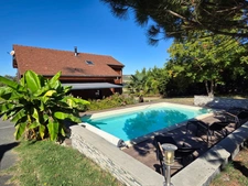 *** EXCLUSIVITE *** BIEN RARE ET COUP DE COEUR *** MAISON CHALET AVEC VUE DEGAGEE, PISCINE, JARDIN ET DEPENDANCES *** MOISSAT 63190 ***
