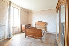 *** EXCLUSIVITE *** GRANDE MAISON DE VILLE A RENOVER AVEC TERRAIN, COUR ET DEPENDANCES *** BILLOM 63160