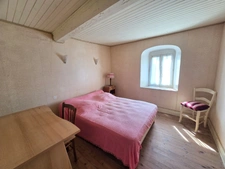 *** EXCLUSIVITE ***  À RENOVER - MAISON EN PIERRE AVEC JARDINET ET DEPENDANCES *** ISSERTEAUX 63270 ***