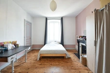 *** EXCLUSIVITE *** BIEN RARE *** GRANDE PROPRIETE AVEC JARDIN ET DEPENDANCES *** CUNLHAT 63590