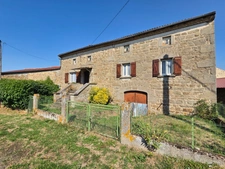 *** EXCLUSIVITE ***  À RENOVER - MAISON EN PIERRE AVEC JARDINET ET DEPENDANCES *** ISSERTEAUX 63270 ***