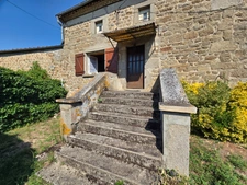 *** EXCLUSIVITE ***  À RENOVER - MAISON EN PIERRE AVEC JARDINET ET DEPENDANCES *** ISSERTEAUX 63270 ***