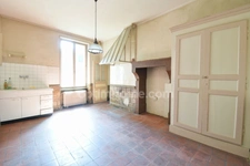 *** EXCLUSIVITE *** GRANDE MAISON DE VILLE A RENOVER AVEC TERRAIN, COUR ET DEPENDANCES *** BILLOM 63160