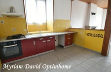 Maison composée de deux parties d’habitation avec grand garage à Kergrist-Moëlou