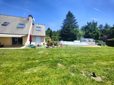✨ Élégante maison rénovée avec piscine et grand garage à Rostrenen