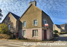 Maison composée de deux parties d’habitation avec grand garage à Kergrist-Moëlou