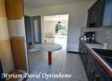 Maison familiale 171 m² – DPE C – 5 chambres – Terrain paysagé de 2 400 m² – Rostrenen