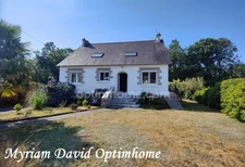 Maison familiale 171 m² – DPE C – 5 chambres – Terrain paysagé de 2 400 m² – Rostrenen