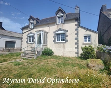  Maison à rénover avec fort potentiel – Jardin – Proche centre de Rostrenen