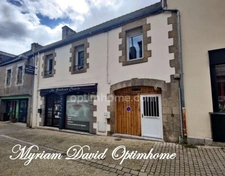 💎 Investissez dans un immeuble rénové et rentable au cœur de Rostrenen !