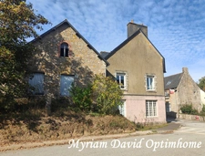 Maison composée de deux parties d’habitation avec grand garage à Kergrist-Moëlou