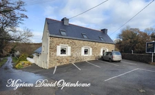 Grande maison en pierre avec dépendances + local commercial loué – 5 minutes de Carhaix