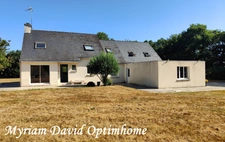 Propriété de 173 m² avec appartement indépendant et 9 000 m² de terrain à 7 mn Rostrenen