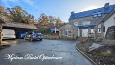 Grande maison en pierre avec dépendances + local commercial loué – 5 minutes de Carhaix
