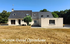Propriété de 173 m² avec appartement indépendant et 9 000 m² de terrain à 7 mn Rostrenen