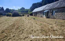 🏡 Opportunité à Glomel – Longère à rénover avec terrain & dépendances 🌿