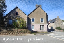Maison composée de deux parties d’habitation avec grand garage à Kergrist-Moëlou