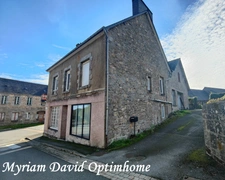 Maison composée de deux parties d’habitation avec grand garage à Kergrist-Moëlou