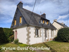 Maison familiale avec vie de plain-pied possible, proche du centre de Plouguernével