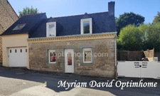 Maison sans travaux avec jardin, terrasse et garage à Rostrenen