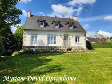 Maison familiale avec vue sur le lac de Glomel – 5 chambres – 2 000 m² de terrain