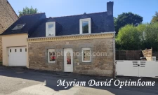 Maison sans travaux avec jardin, terrasse et garage à Rostrenen