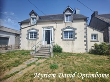  Maison à rénover avec fort potentiel – Jardin – Proche centre de Rostrenen