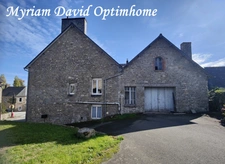 Maison composée de deux parties d’habitation avec grand garage à Kergrist-Moëlou