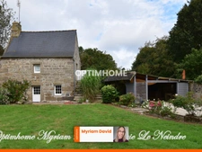 Domaine de 3 habitations, une longère à rénover, un four à pain, 2 puits et 2ha de terrain.
