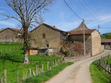 Ancien corps de ferme à rénover / 40m² + Annexes / Terrain 471m² DOMPIERRE LES ORMES (71)