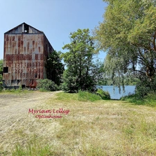 *EXCLUSIF* - PROPRIETE ATYPIQUE avec bâtiments, silo et logement