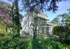 Découvrez l'élégance intemporelle de cette Maison de Maître d'exception à rénover