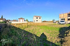 Bounded and serviced land - let your imagination run wild! 