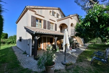 Grande maison P7 sur un grand terrain au coeur de SAINT JEAN DE TOUSLAS