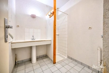 Maison à potentiel : Maisonnette avec dépendances à potentiel, 25m² d’extérieur / sur une parcelle bâtie de 290m²