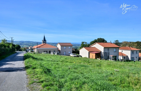 POMEYS, Agréable terrain constructible orienté sud au cœur du village 