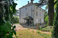 Découvrez l'élégance intemporelle de cette Maison de Maître d'exception à rénover