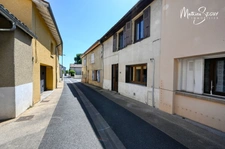 SAINT GENIS LAVAL - Maison de village avec courette