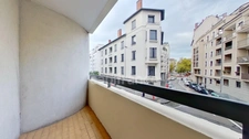 LYON 7 - Appartement T3 rénové avec balcon / Grand garage en sous sol